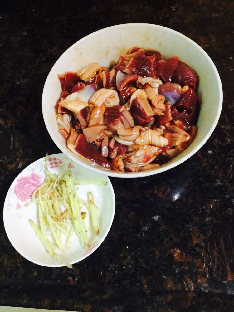 西芹炒鸡胗步骤2