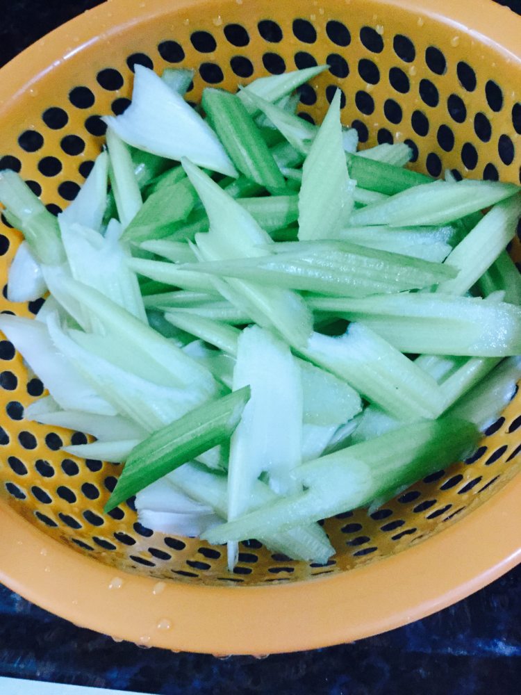 西芹炒鸡胗步骤4