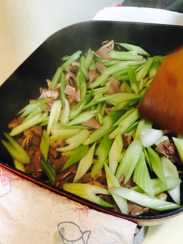 西芹炒鸡胗步骤7