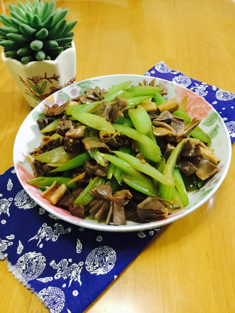 西芹炒鸡胗步骤8