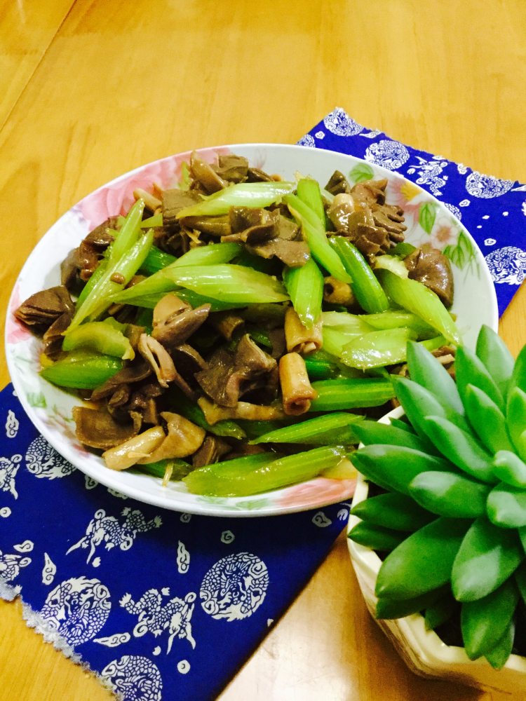 西芹炒鸡胗步骤9