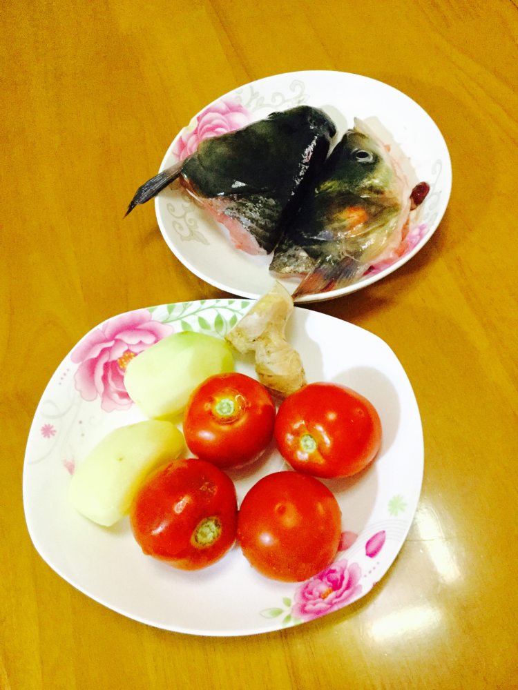 番茄土豆鱼头汤步骤1