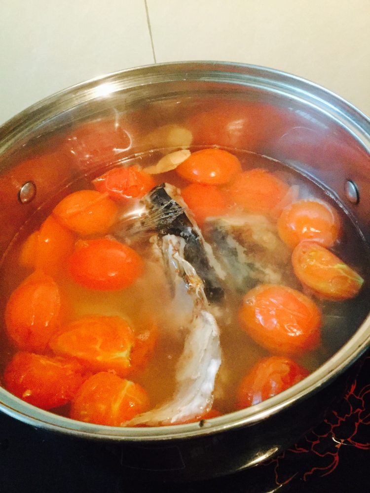 番茄土豆鱼头汤步骤7