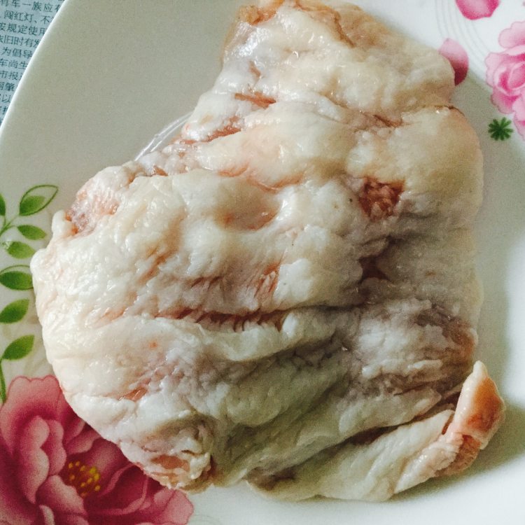 卤猪颈肉步骤1