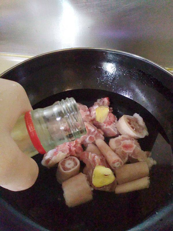 花菇黄豆猪尾汤步骤3