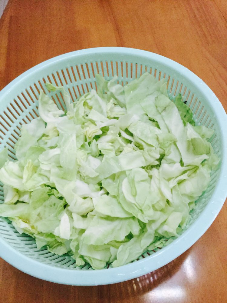 肉碎炒包菜步骤2