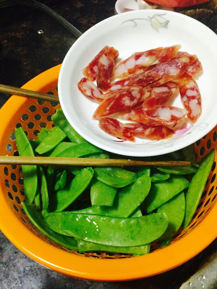 腊肠炒兰豆步骤3