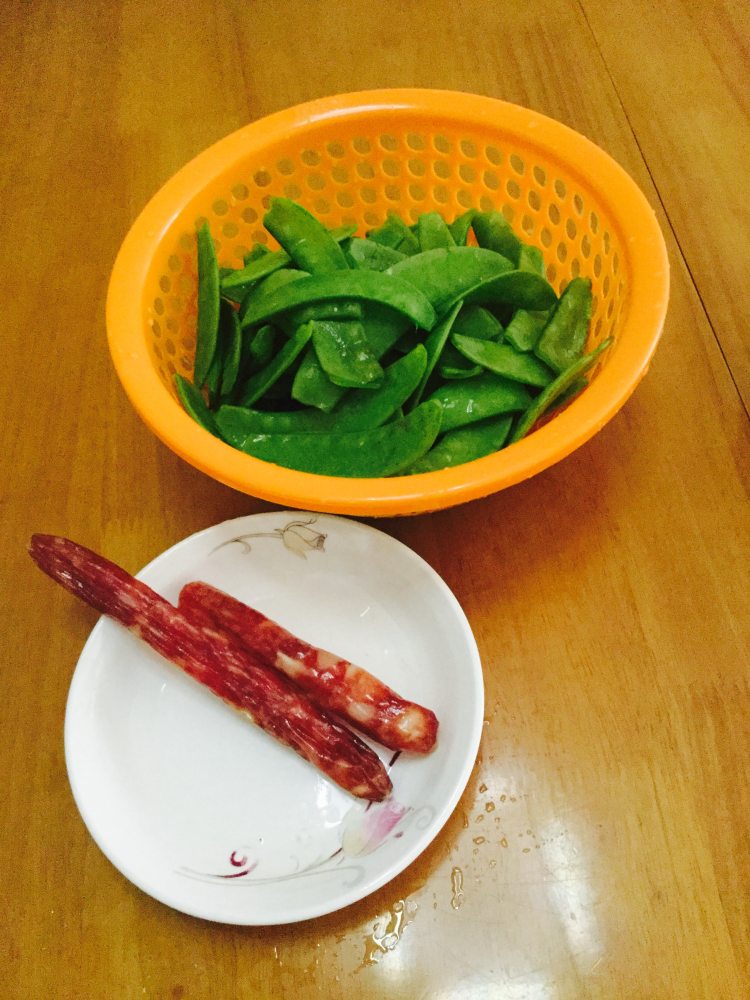 腊肠炒兰豆步骤2