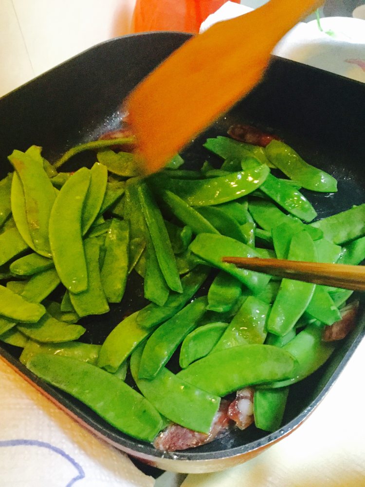 腊肠炒兰豆步骤6