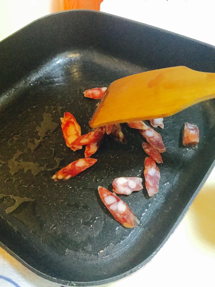 腊肠炒兰豆步骤5