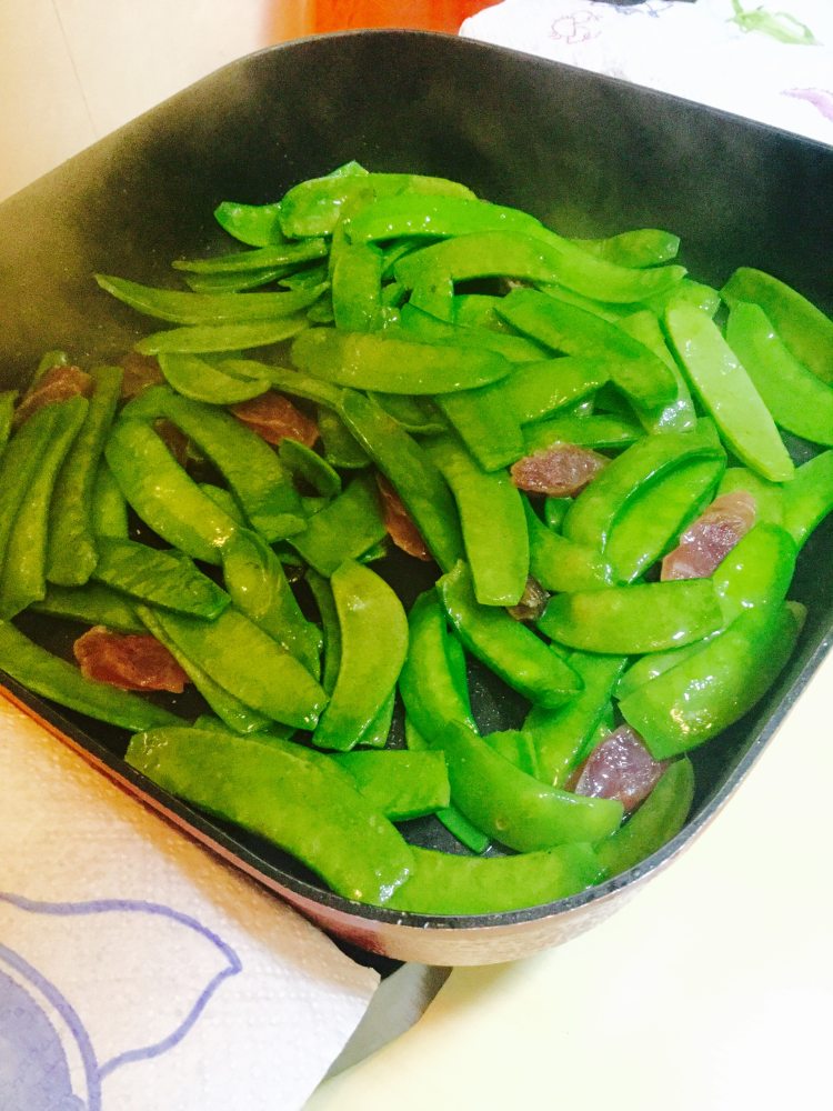 腊肠炒兰豆步骤7