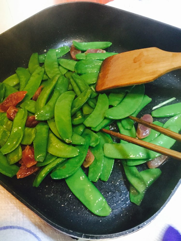 腊肠炒兰豆步骤9