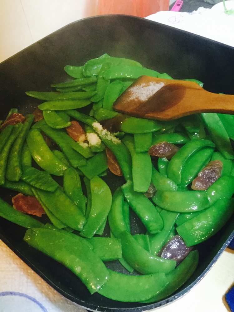 腊肠炒兰豆步骤8