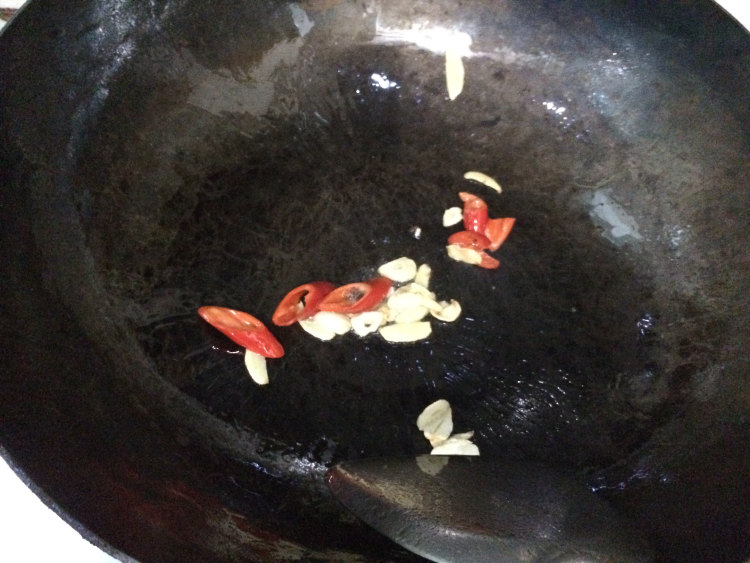 甜豆炒鱼滑步骤9