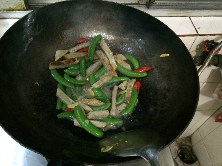 甜豆炒鱼滑步骤11