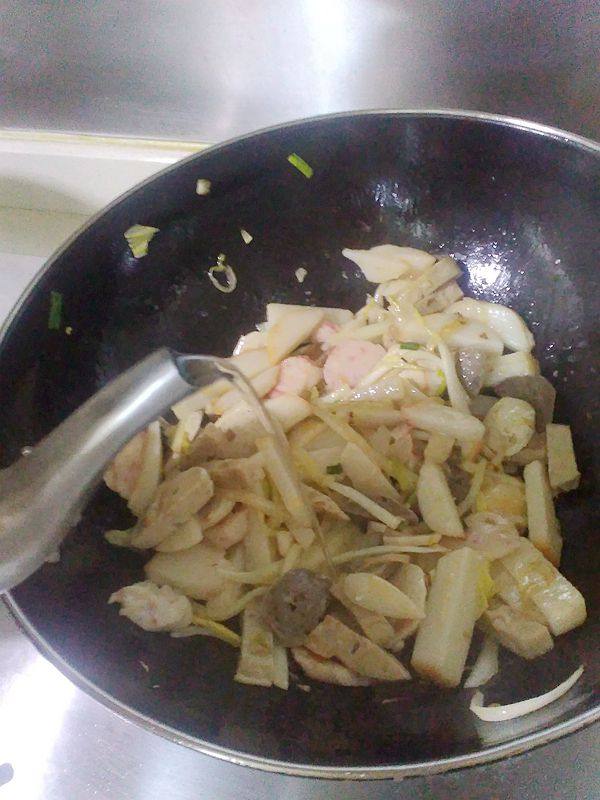 杂锦肉丸炒年糕步骤7