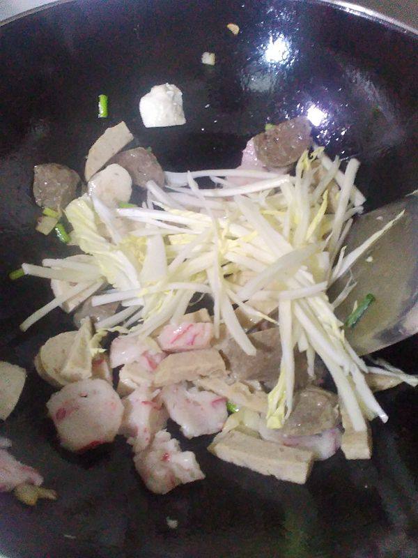 杂锦肉丸炒年糕步骤5