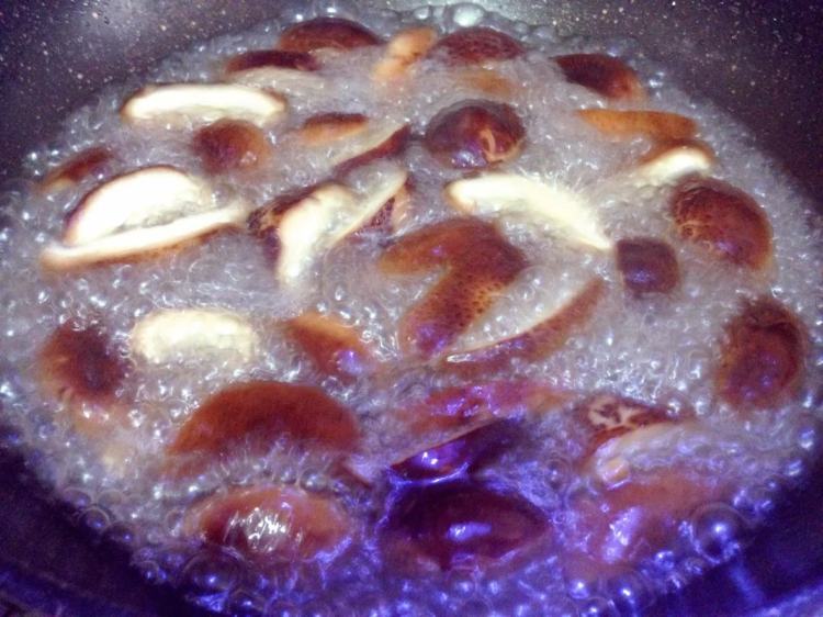 香菇焖鸡翅步骤8