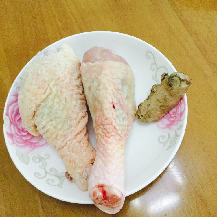芋蒙菜干焖鸡步骤1