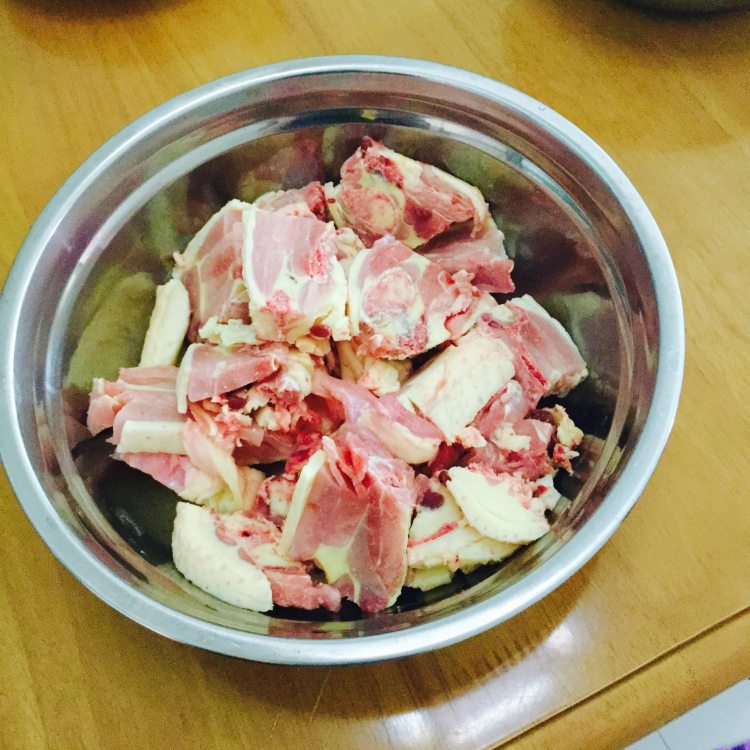 芋蒙菜干焖鸡步骤3