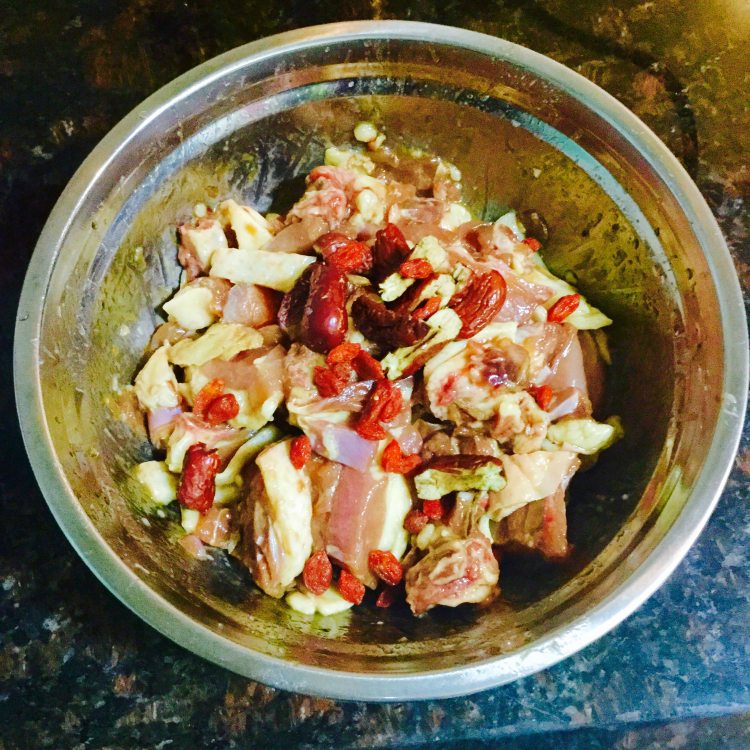 芋蒙菜干焖鸡步骤4