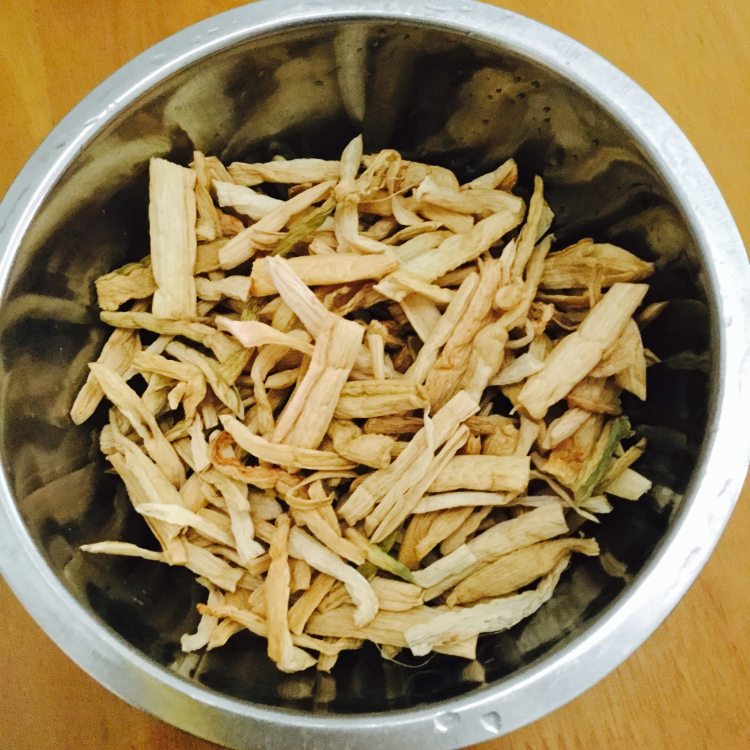 芋蒙菜干焖鸡步骤2
