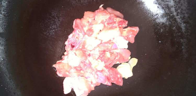 菠萝炒鸡丁步骤7