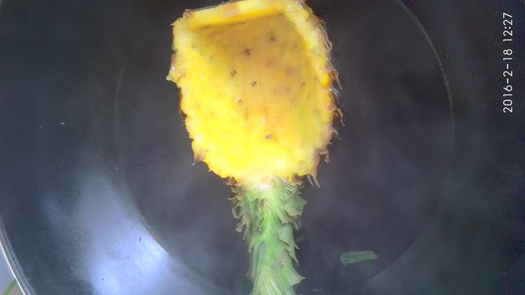 菠萝炒鸡丁步骤6