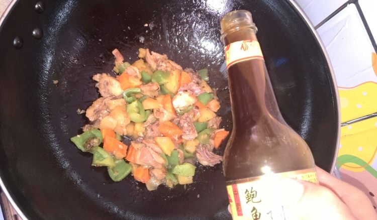 菠萝炒鸡丁步骤10