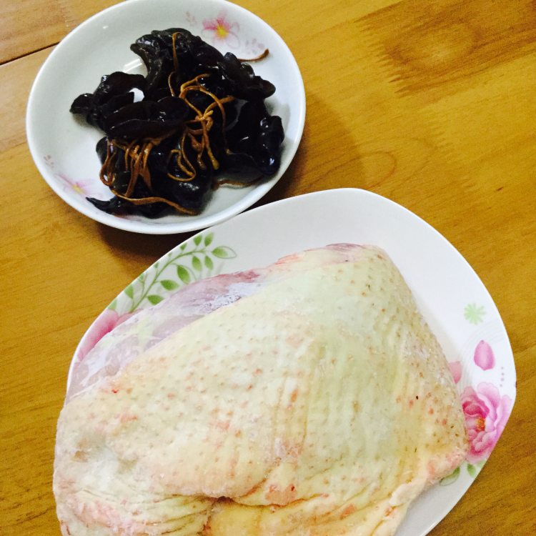 云耳焖鸡步骤1