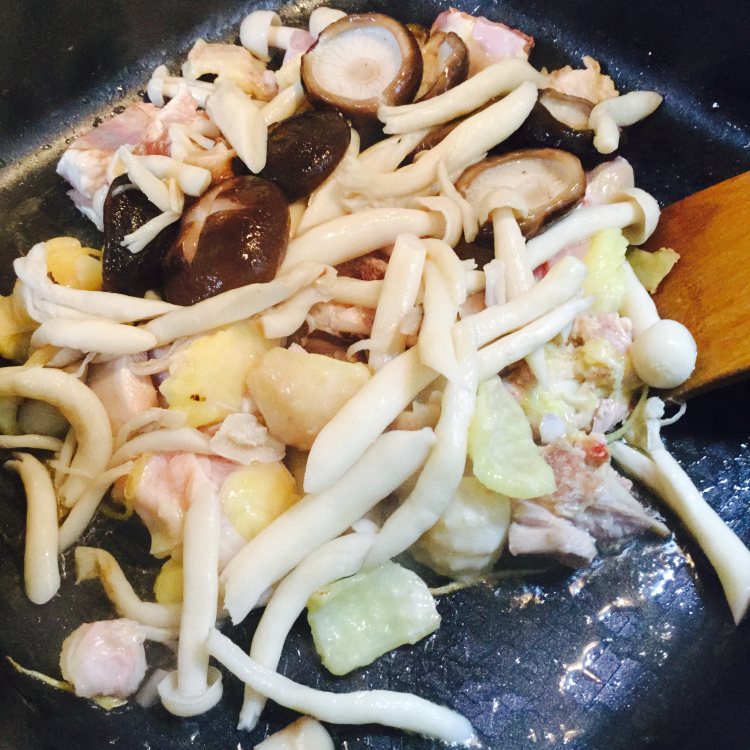 鲜菇焖鸡步骤11