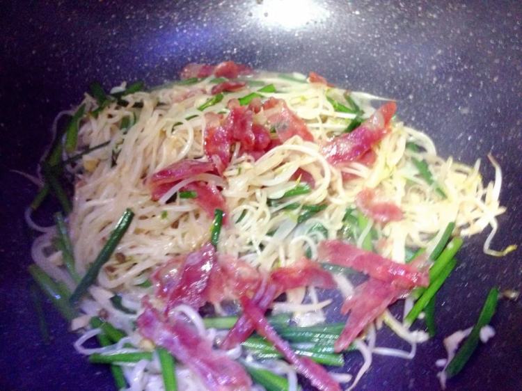 腊肠炒豆芽步骤8