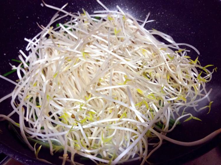 腊肠炒豆芽步骤7