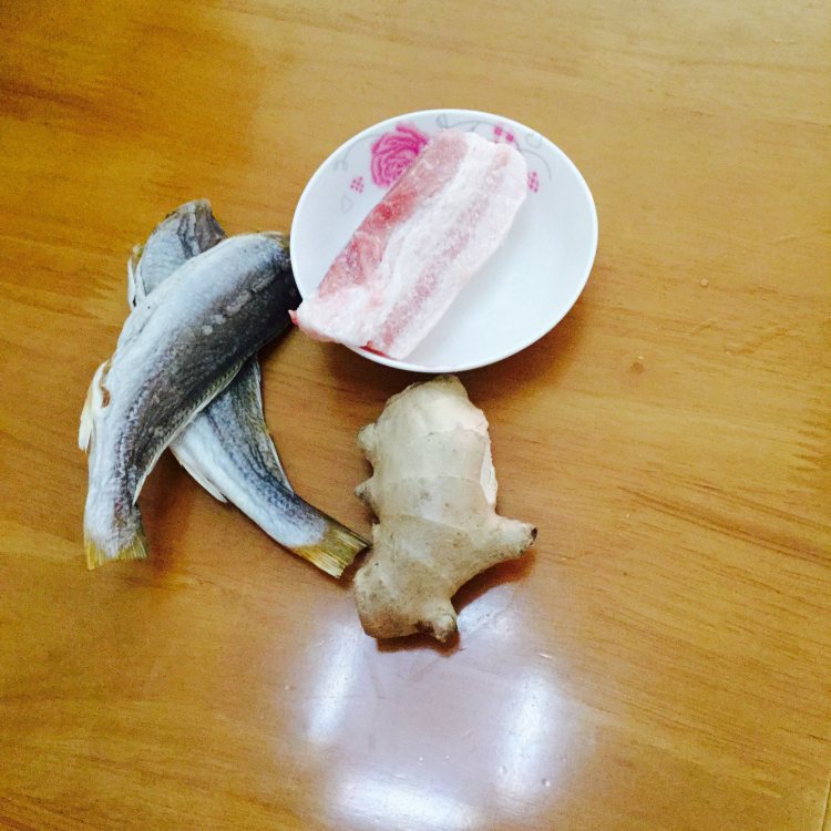 蒸咸鱼步骤1