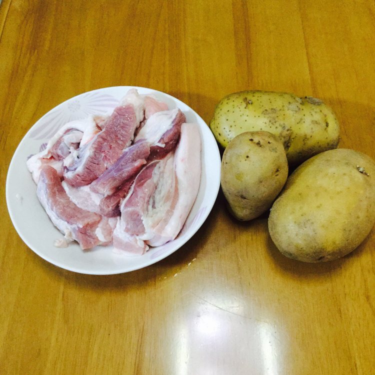 猪肉焖土豆步骤1