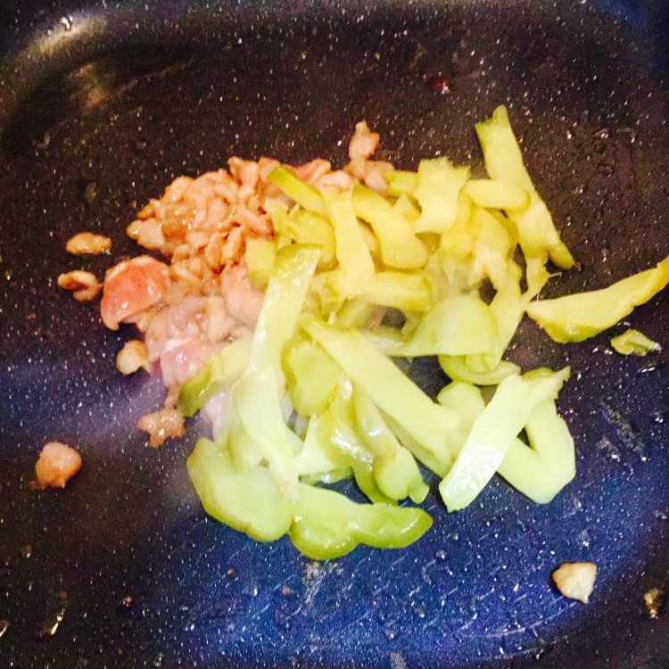 瘦肉炒榨菜步骤4