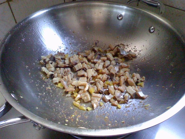 咸鱼茄子煲步骤6