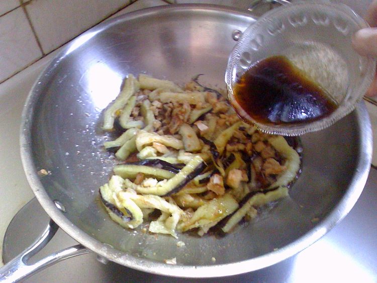 咸鱼茄子煲步骤8