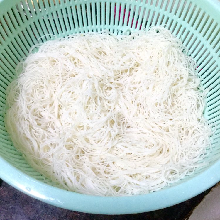 菜心炒米粉步骤1