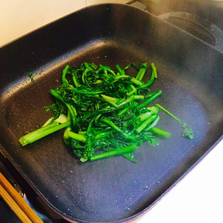 菜心炒米粉步骤6