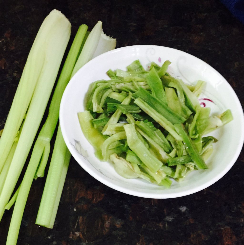 贡菜鸡肉步骤2