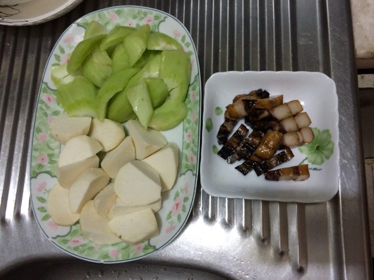 芥菜芋头腊肉煲步骤3