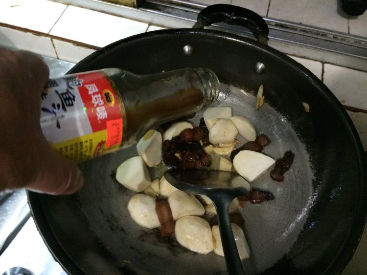 芥菜芋头腊肉煲步骤6
