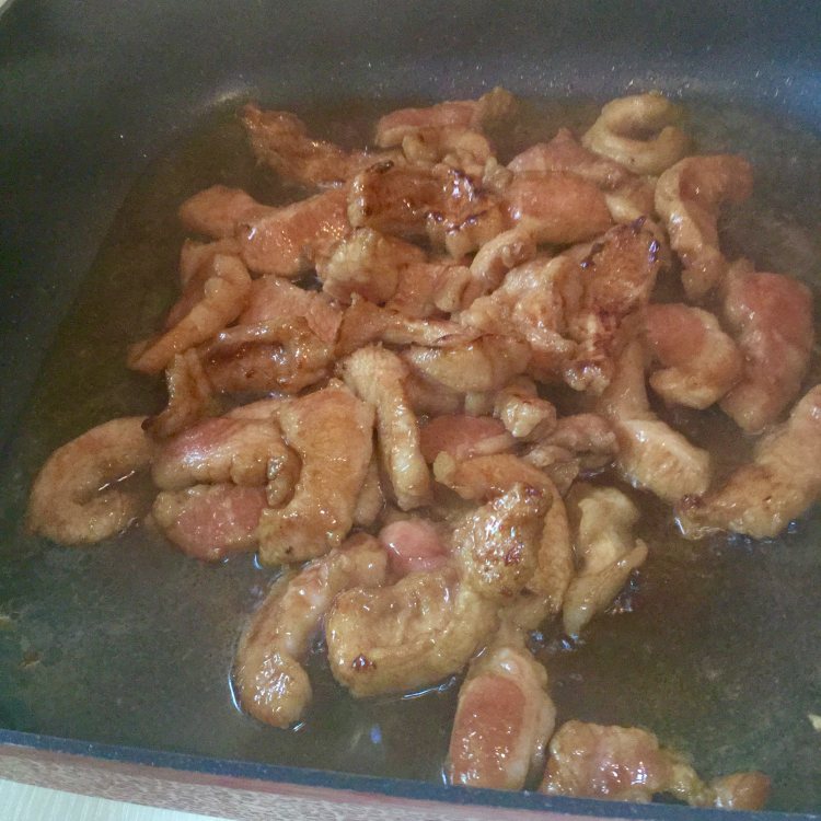 猪颈肉炒榨菜步骤5