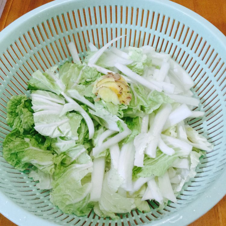 肉片炒大白菜步骤2