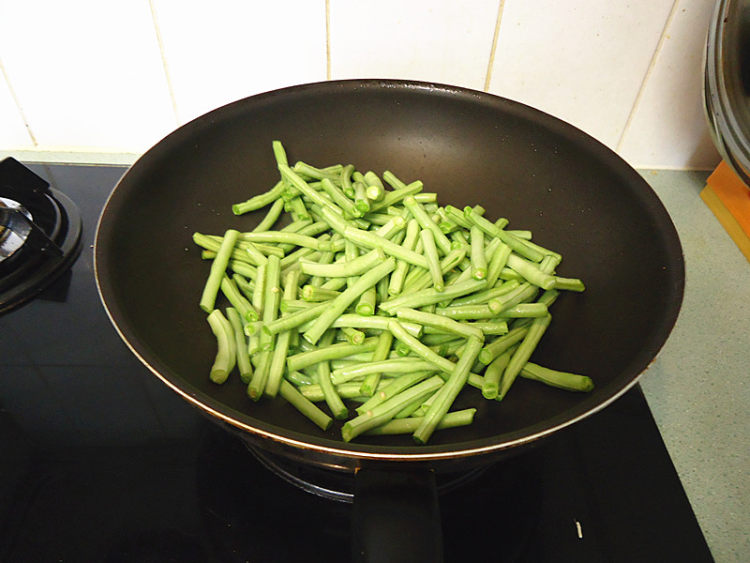 紫苏虾米炒豆角步骤5