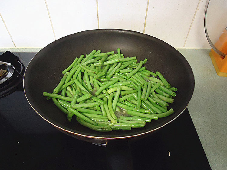紫苏虾米炒豆角步骤7