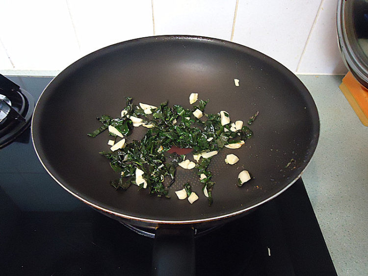 紫苏虾米炒豆角步骤4