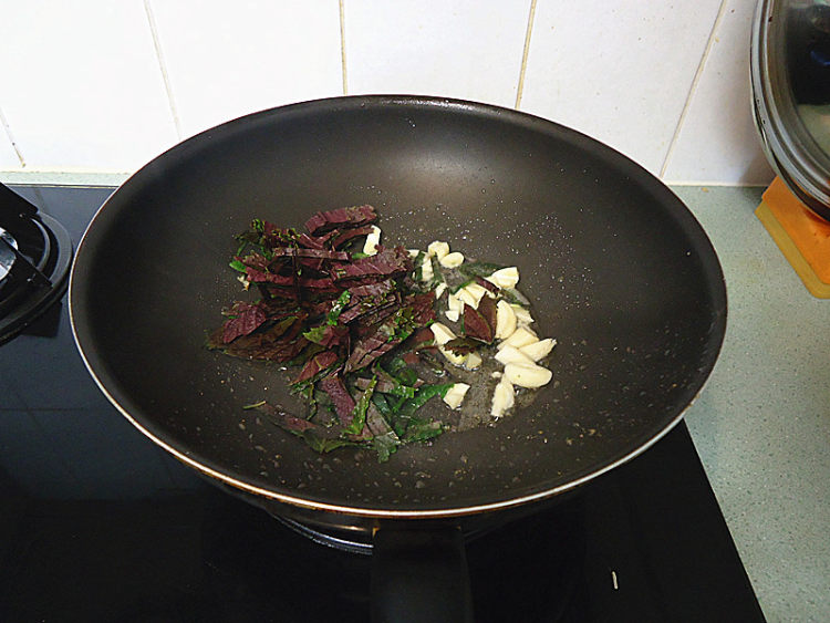 紫苏虾米炒豆角步骤3
