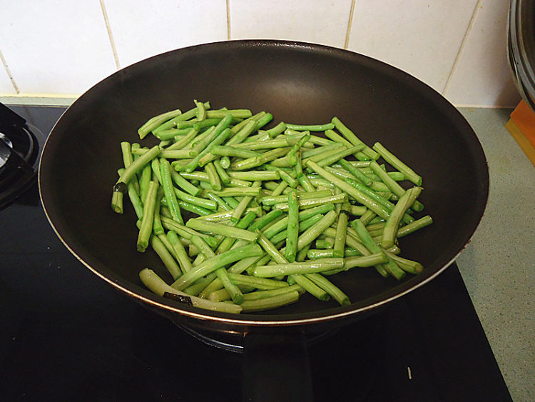 紫苏虾米炒豆角步骤6